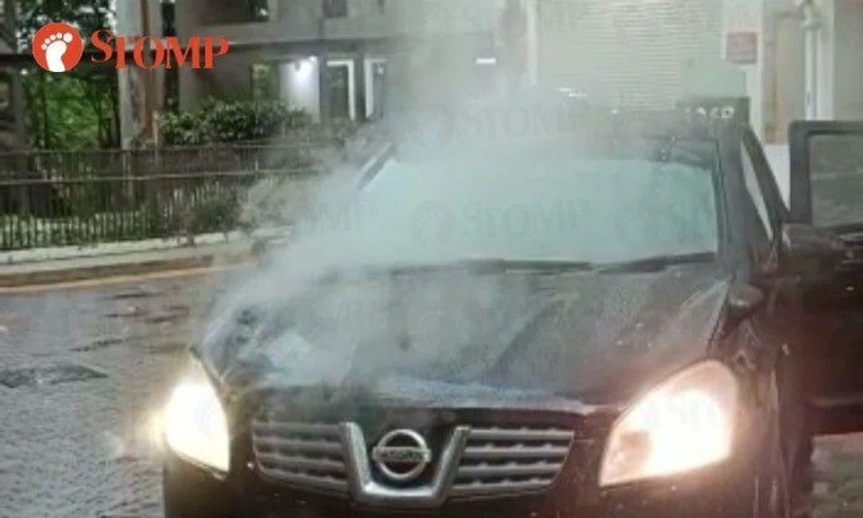 Stomper: "After we fetched the children, we saw very thick smoke suddenly come out from our car. We immediately got out with our children and contacted the car dealer."