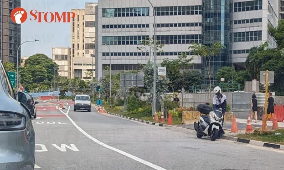 Stomper Alex shared photos of the officer and his motorcycle parked on the side of River Valley Green at around 2:38pm.