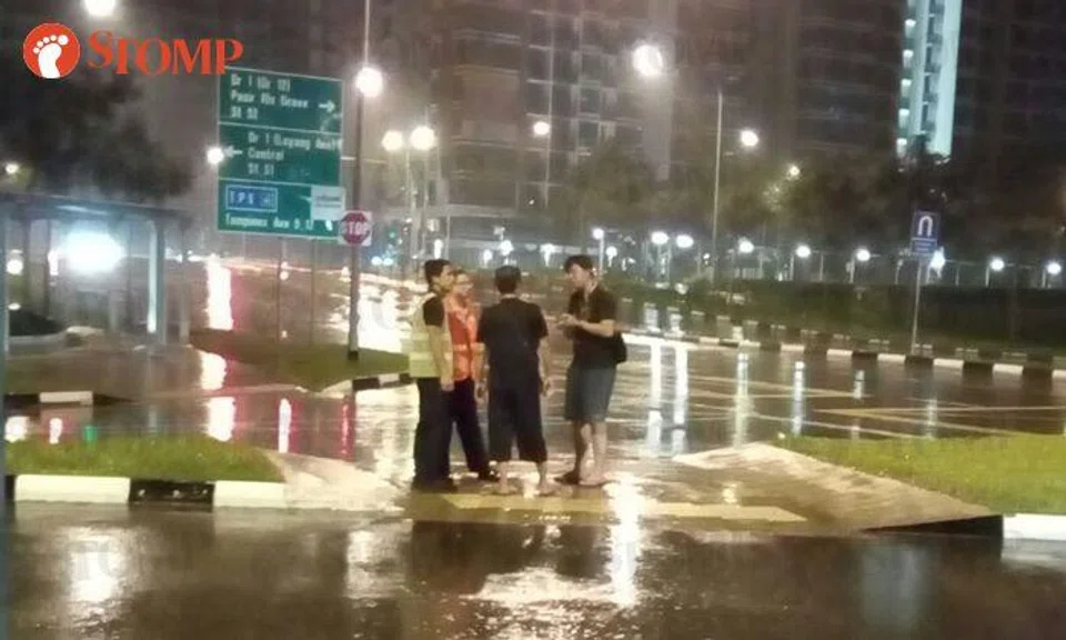 Man who missed last shuttle bus argues with SBS Transit staff: "You walk back with me!"