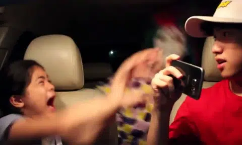 YouTuber sees a clown while singing -- and her reaction is hilarious