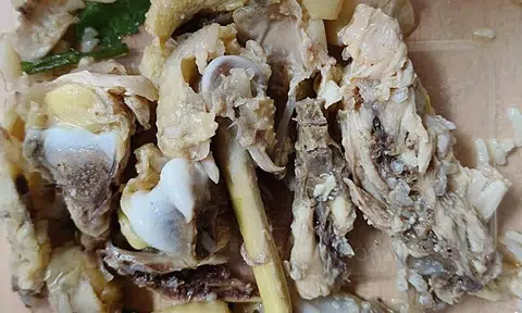 Chicken rice seller denies shortchanging elderly woman and giving her pile of bones in $6.50 order