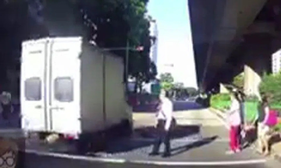 Lorry runs red light, barely misses pedestrians crossing road