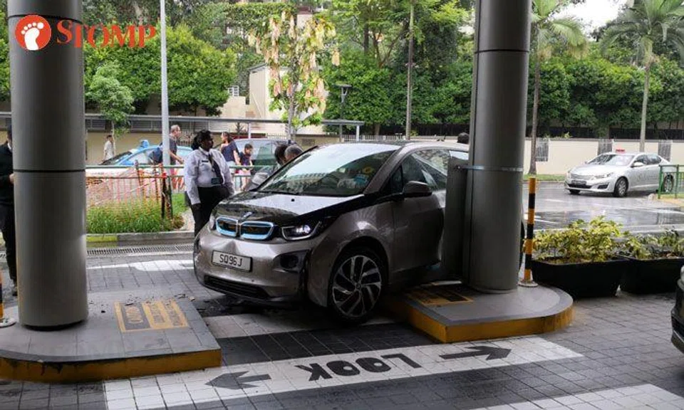  BMW crashes into pillar at Tiong Bahru Plaza