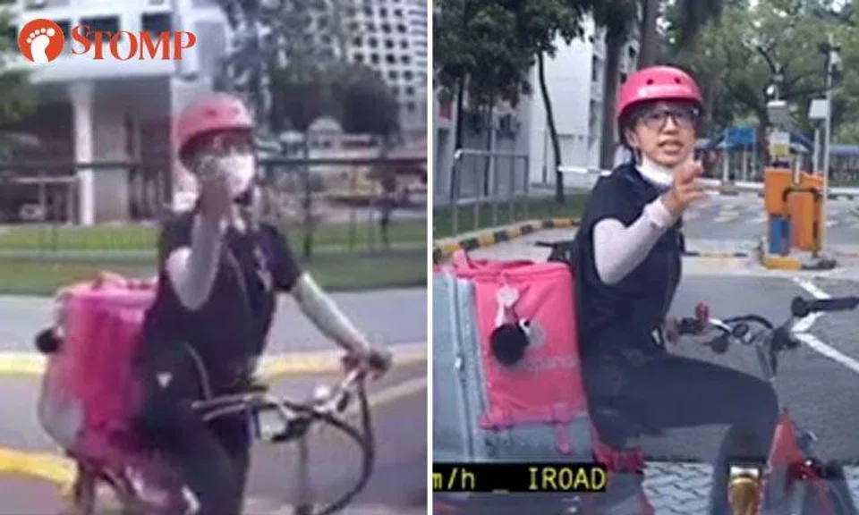 Foodpanda rider points middle finger and challenges driver to fight at Choa Chu Kang