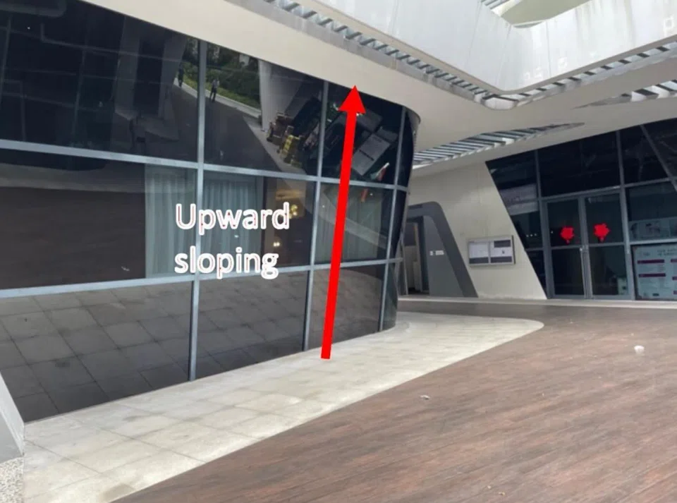 The irregular shape of the new premises can be seen from the front view – the premise has an inverse trapezoidal configuration, such that the ceiling is larger than the floor.