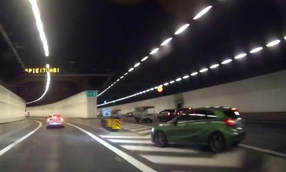 Driver gets a shock by Merc making 90-degree lane change in KPE tunnel