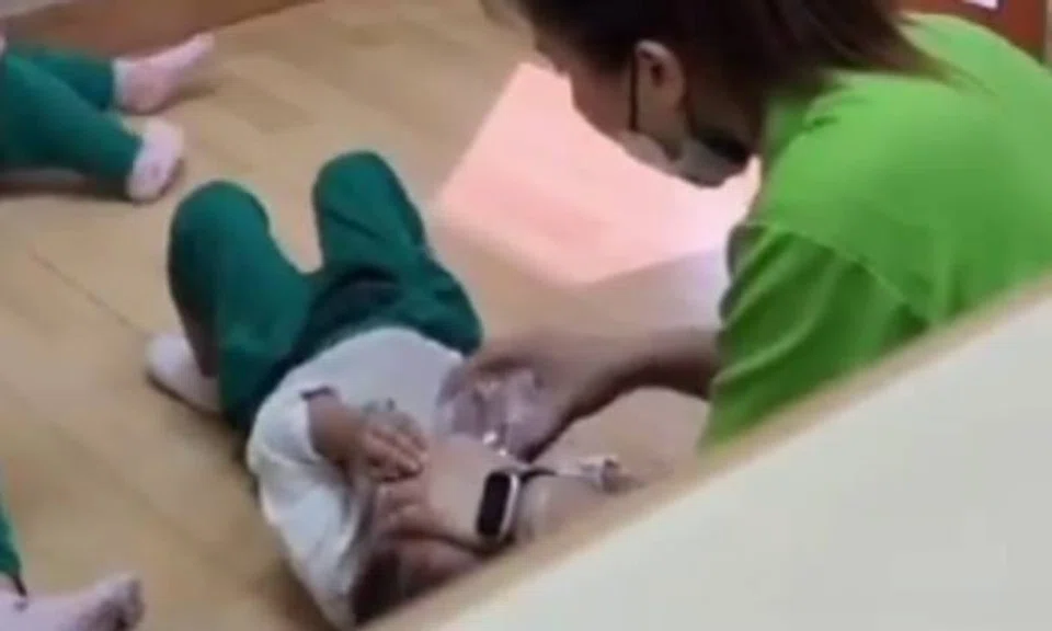 Lin Min held the child's mouth open by squeezing her cheeks, and used her other hand to pour water into her mouth.