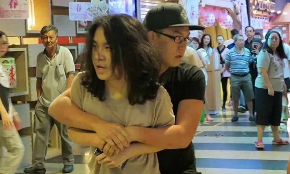 Amos Yee shouts for help after guy grabs and holds on to him at Jurong Point -- but no one intervenes