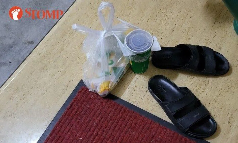 The Stomper shared a photo showing the Subway meal outside the gate next to a pair of black slippers.