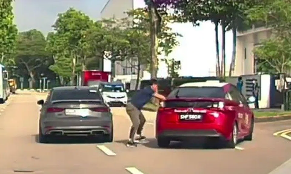 BMW driver blocks taxi with car, tries to stop cabby from driving off at Teban Gardens Crescent