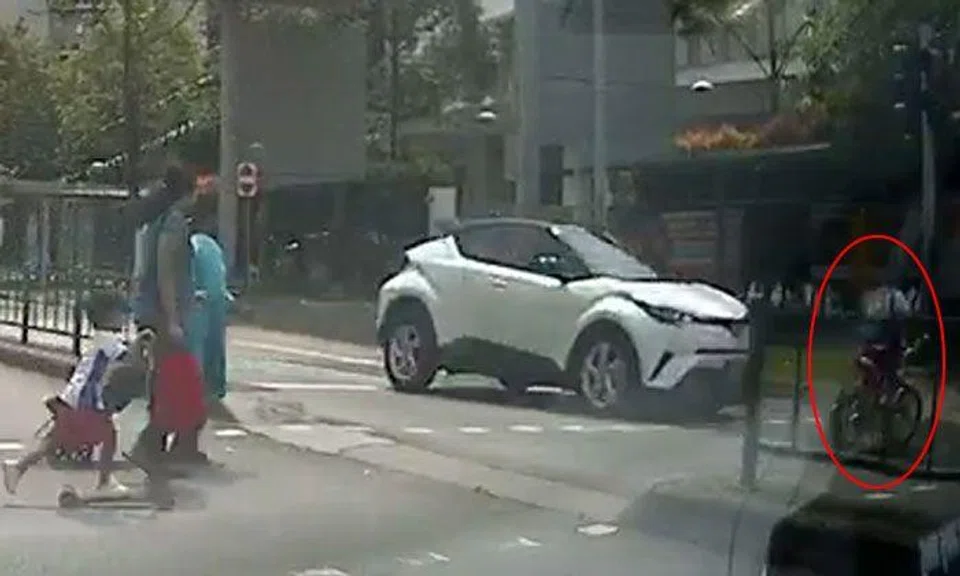 Toyota driver nearly crashes into boy on bike after failing to stop at red light at Edgedale Plains
