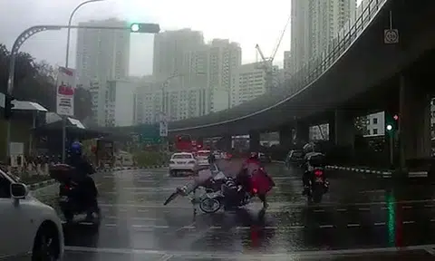 Cyclist riding with child gets hit by Foodpanda motorbike after beating red light at Commonwealth