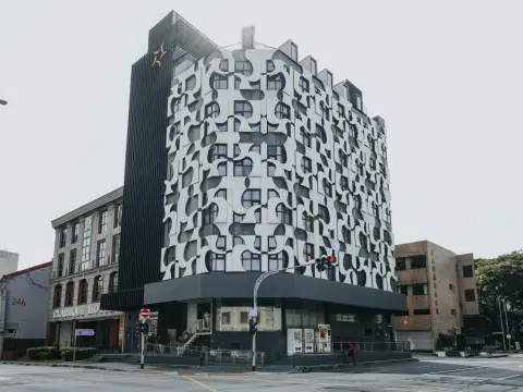 2 Indian nationals accused of tying up a woman in hotel room and robbing her