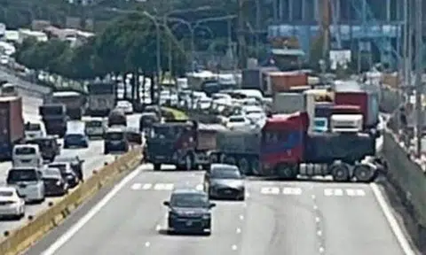 The police said they were alerted at 11.03am to the accident near the Thomson Road exit towards Tuas, and that no injuries were reported. PHOTO: FINDWITNESS - SINGAPORE - TRAFFIC & WORKPLACE ACCIDENTS/FACEBOOK