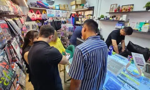 Officers from the Anti-Scam Command conducted simultaneous raids targeting eight handphone shops in Yishun, Ang Mo Kio, Woodlands, Admiralty, Selegie Road, Indus Road and Beach Road. Photo: Singapore Police Force