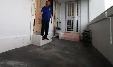 Mr Wen was washing the corridor with water mixed with vinegar and star anise.