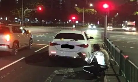 Driver allegedly fell asleep in stationary Mercedes at Tampines junction, to be charged with drink driving