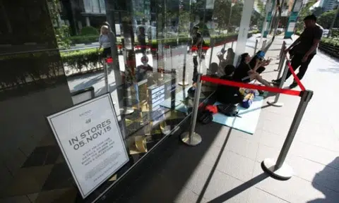 Queue forms for Balmain x H&M collection outside Orchard Building -- 3 days before launch 