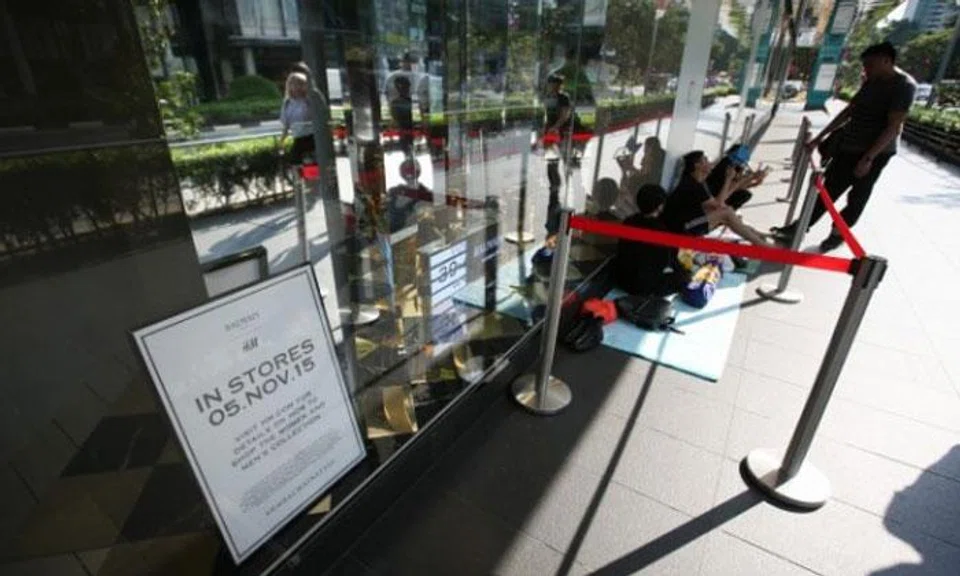 Queue forms for Balmain x H&M collection outside Orchard Building -- 3 days before launch 