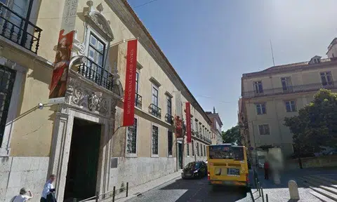 Tourist destroys 18th century statue by taking a selfie in a museum in Lisbon, Portugal