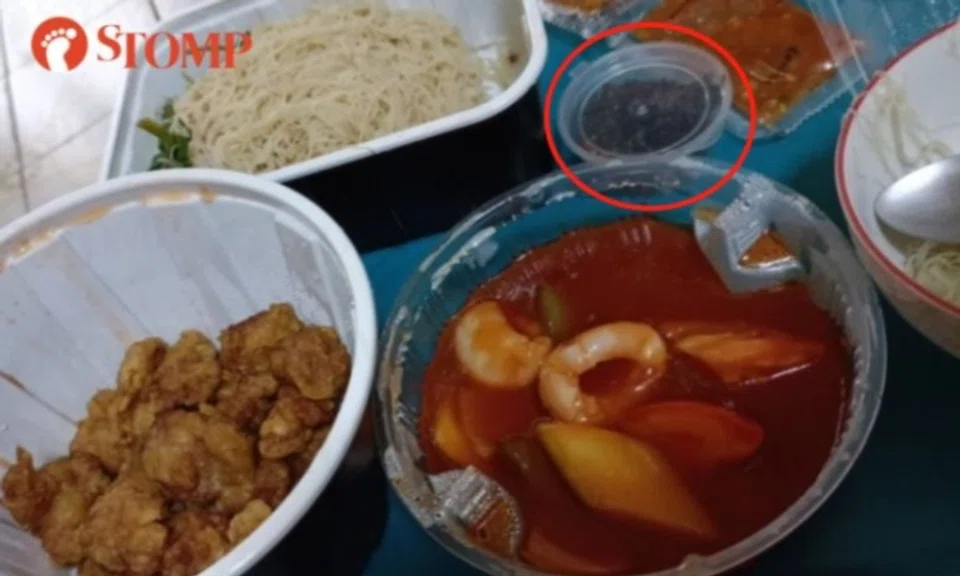 Putien said: "We pack our Putien Heng Hwa bee hoon seaweed and peanuts separately in case they turn soggy if packed with the main dish. Based on the contributor’s photo, the seaweed is provided in his order of our fried Heng Hwa bee hoon."