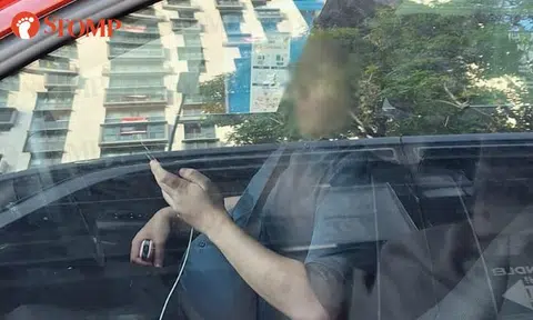 Stomper wonders why car not keeping to lane on Neil Road -- then sees driver holding vape and phone