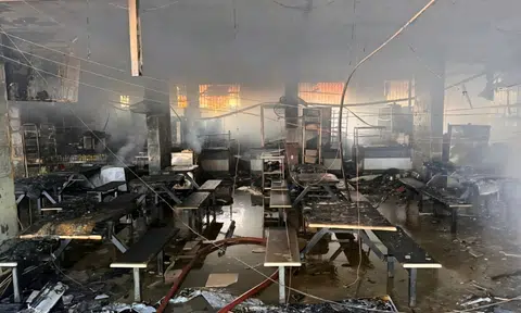 Fire breaks out at Telok Blangah coffee shop, 2 taken to hospital