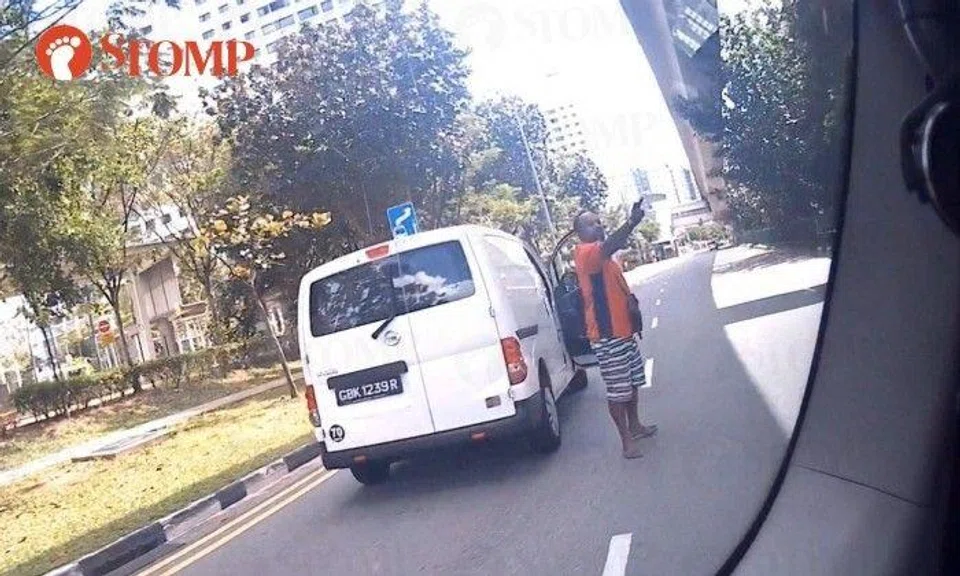 Barefooted van driver points middle finger and challenges driver to fight in Punggol