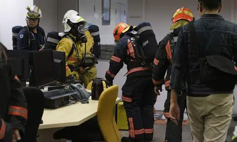 Police and SCDF officers investigating a suspicious letter at the newsroom of The Straits Times in Toa Payoh on Nov 2, 2018. ST PHOTO: MARK CHEONG