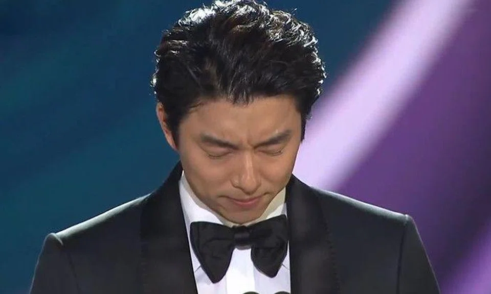 Korean star Gong Yoo cries while confessing to be an unfilial son during award speech