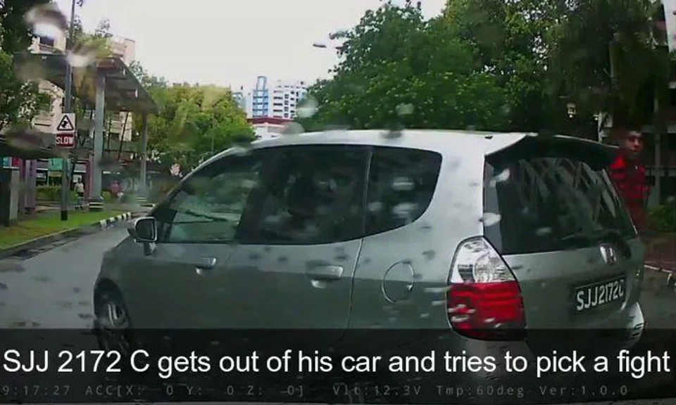 Man nearly causes accident with his antics -- then exits car to 'pick a fight' with Grab driver