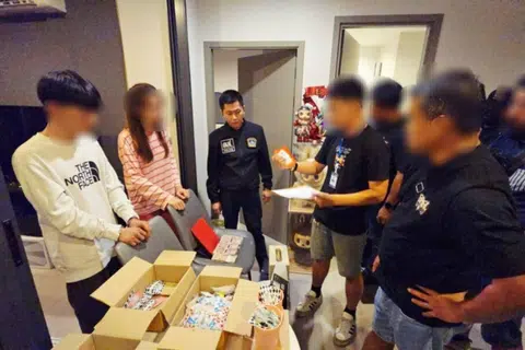 The 33-year-old man and a Thai woman were found with 130 Kpods and more than one million baht (S$40,000) in cash. 