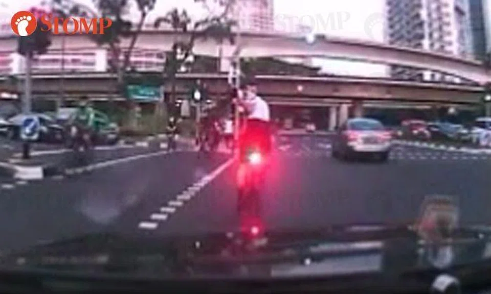 Cyclist flashes middle finger after getting honked at for stopping abruptly in Boon Lay