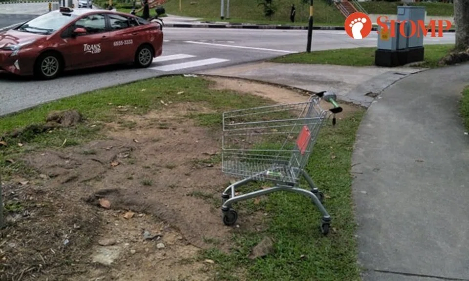 Sharing photos of the abandoned cart, Stomper Raven said it happened on Feb 3 at 4.08pm.