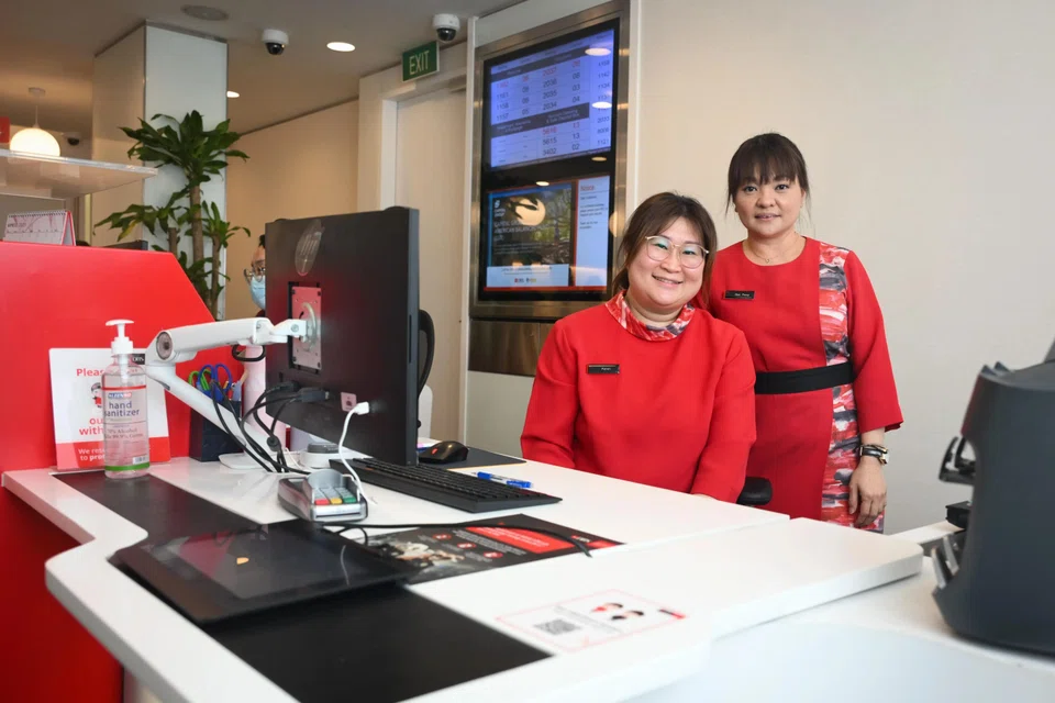 Ms Karen Teo (left), a bank officer from DBS South Bridge branch, and her supervisor, Ms Low Bee Peng, spent over an hour convincing the woman she had been scammed.