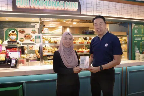  Ms Mastura Didih Ibrahim, managing director of Hjh Maimunah (left), with Mr Melvin Yong, president of Case, at Hjh Maimunah Parkway Parade outlet.