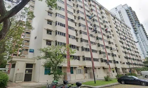 A blood trail was seen at Block 116 Jalan Bukit Merah. Photo: Google Maps