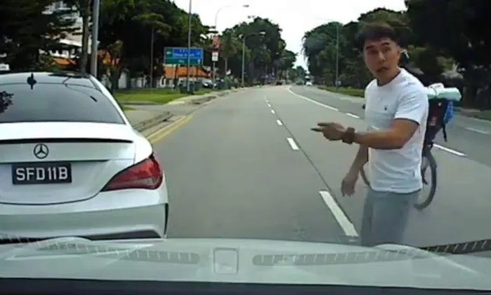Mercedes driver stops by roadside to confront man after getting honked at