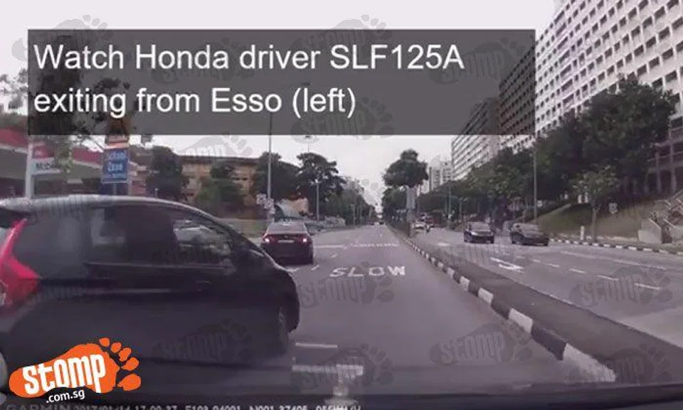 Watch how driver of SLF125A filters onto Pasir Ris Dr 1 with total disregard for other road users