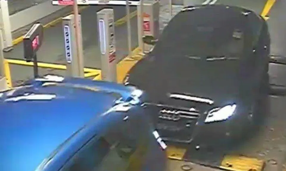 Can drive Audi but cannot afford $5: See how driver tailgates car to avoid paying parking fee at Cathay Cineleisure Orchard