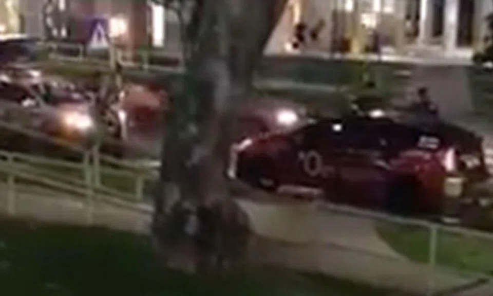 Taxi driver goes against traffic… and comes face to face with police car