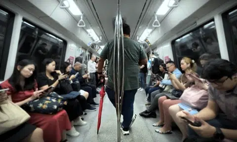 'Morbidly obese' traveller gets advice about visiting S'pore: 'MRT and bus seats not made for XL-sized'