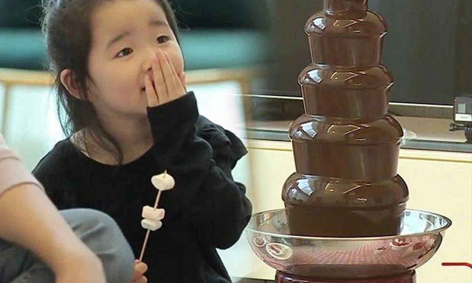 Kid gives the most dramatic response to chocolate fondue machine
