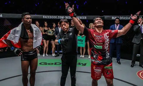 Amir Khan falls to Eduard Folayang in Manila
