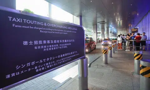 A sign near the MBS taxi stand. Photo: Lianhe Zaobao