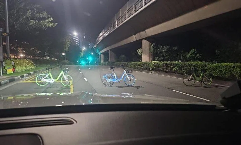 3 bicycles parked across road cause PHV driver to break hard and passengers to spill food in car