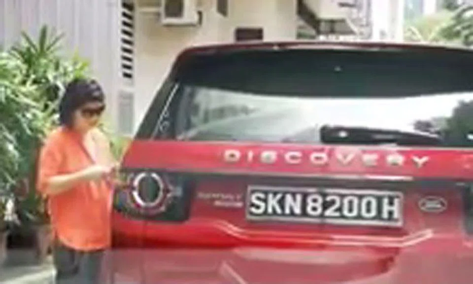 Woman blocks one-way road with Land Rover -- then takes own sweet time to move off