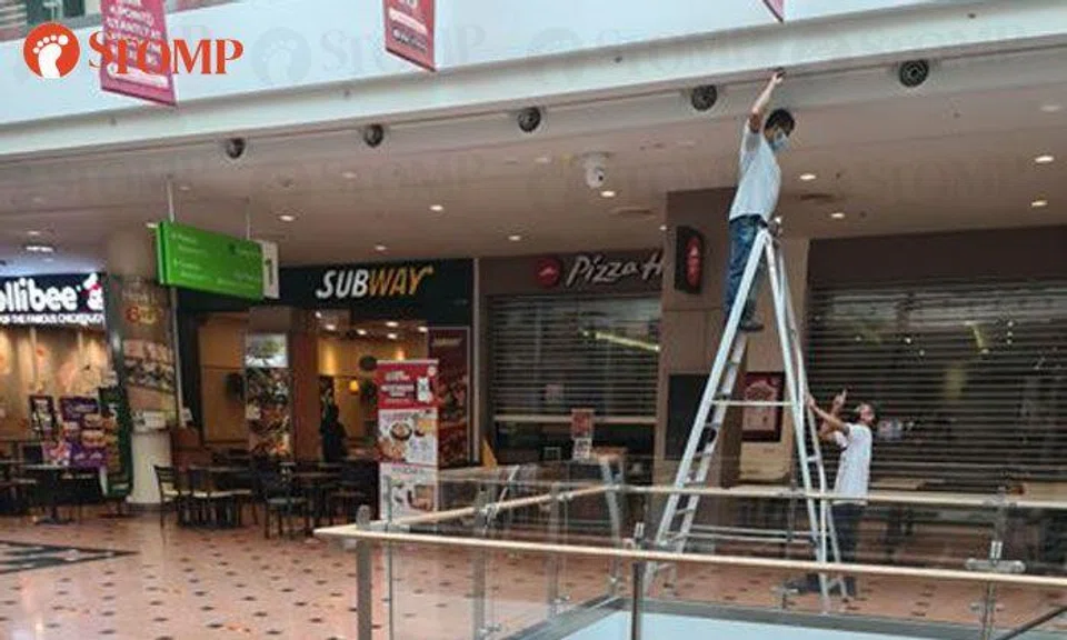 Worker spotted on ladder without proper safety precautions at Jurong Point: MOM investigating