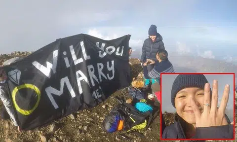 Singaporean beats rare disease to propose to girlfriend on top of Mount Rinjani