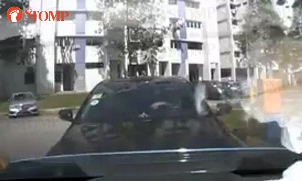 Toyota Mark X driver blatantly tailgates car to avoid paying parking fee